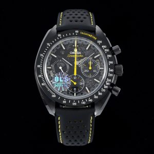 BLS New Release: Omega's latest Speedmaster Dark Side of the Moon watch debuts with an all-ceramic construction. Ceramic is an inorganic non-metallic substance formed through high-temperature firing. This material enables the creation of high-density watch components with exceptional mechanical properties.Ceramic ranks among consumers' most favored watch materials, valued for its striking, diverse hues and exceptional properties. Twice as light as stainless steel, ceramic offers superior wear resistance, high scratch resistance, biocompatibility, hypoallergenicity, and non-magnetic properties.This timepiece features a 44.25mm case housing a blackened movement. Laser ablation technology recreates the authentic lunar surface on the movement's bridges, paying homage to the Speedmaster's pivotal role in the Apollo 8 mission.Through the skeletonized dial crafted from black anodized aluminum, the near side of the moon—visible from Earth—is clearly visible. The caseback reveals the far side of the moon, seen only by astronauts. The watch is paired with a black micro-perforated rubber strap featuring a striking yellow rubber insert.The entire watch is crafted from black ceramic, featuring a central chronograph seconds hand accented with yellow lacquer and a bezel adorned with laser-engraved, bright white enamel tachymeter scales.The small seconds hand is crafted from Grade 5 titanium, ingeniously shaped to resemble the Saturn V rocket. This 3D form is achieved through laser turning, with color variations created by applying white lacquer, laser ablation, and laser blackening techniques.